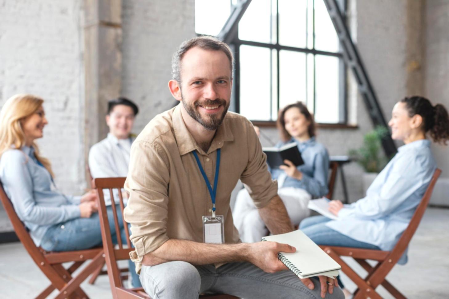 Sesión de trabajo colaborativo en nuestras instalaciones donde los participantes desarrollan sus proyectos empresariales