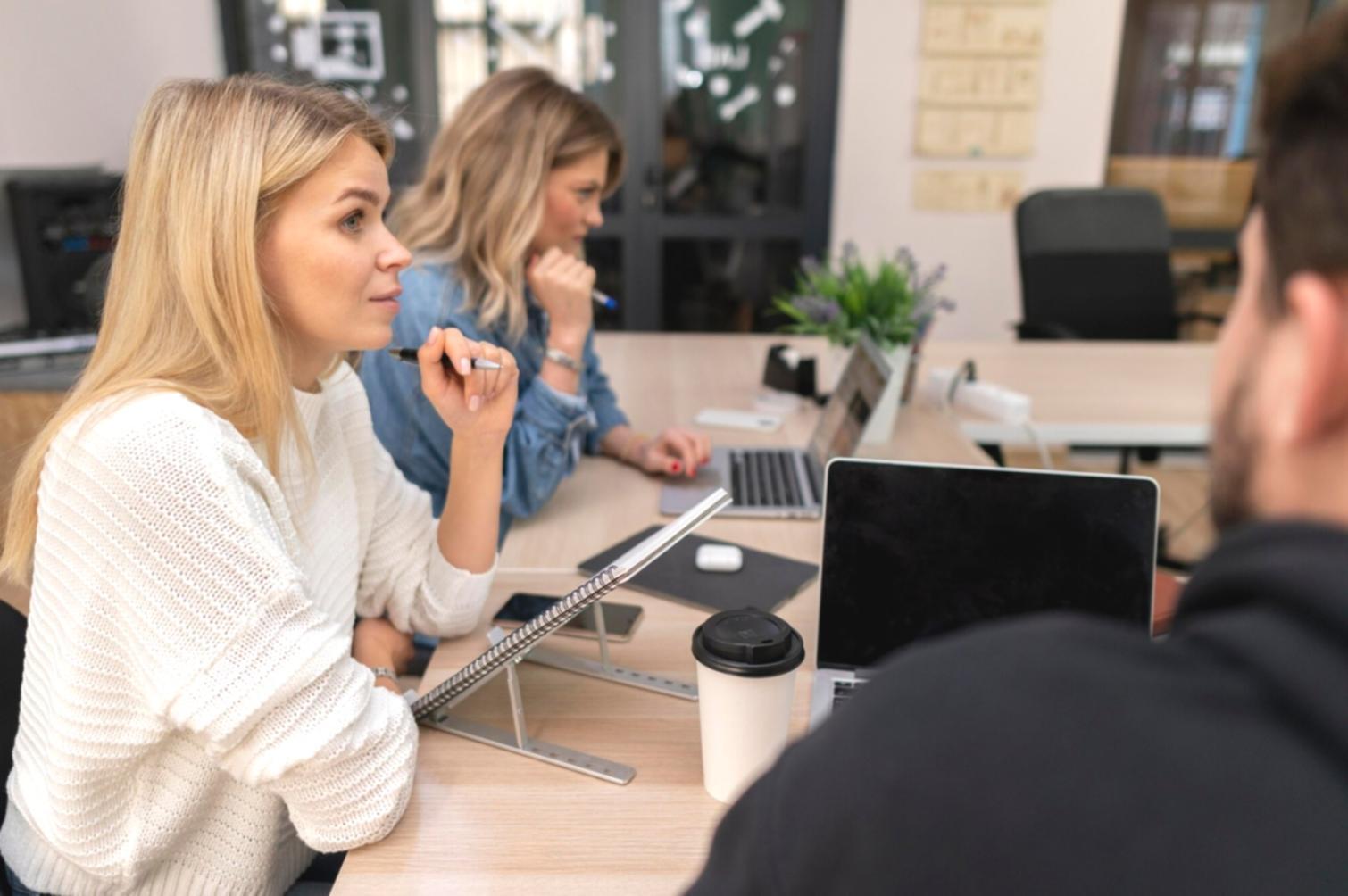 Espacio de trabajo con materiales de estudio financiero organizados