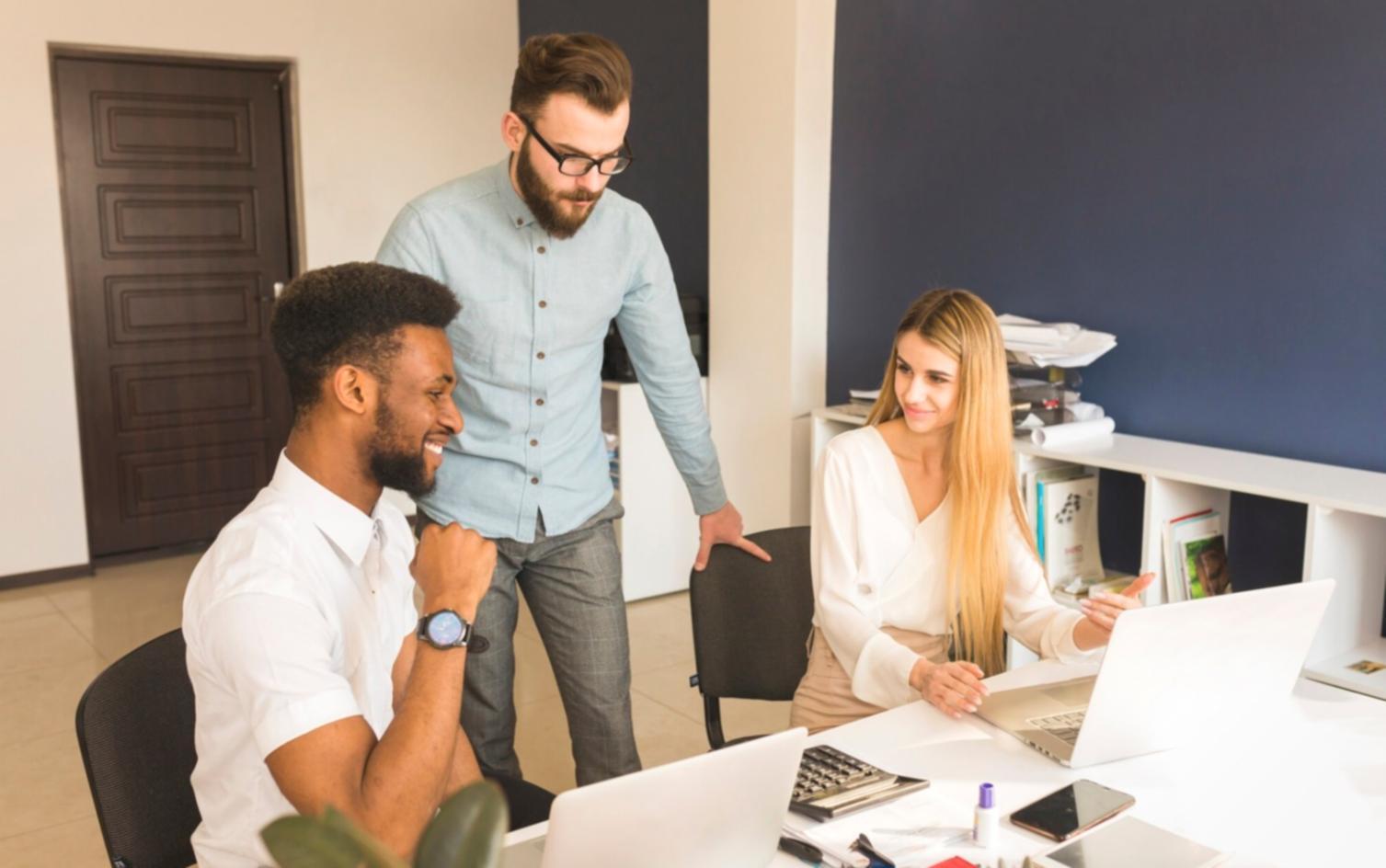 Material de trabajo y análisis financiero sobre mesa